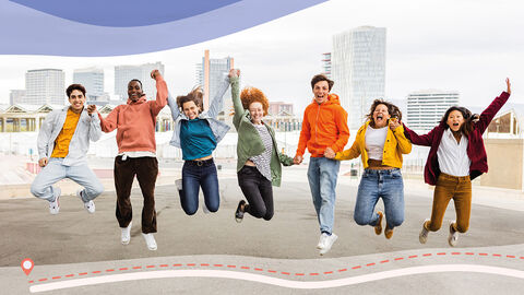 Perspektiven für junge Menschen (Symbolbild) Sieben junge Menschen halten sich an den Händen und springen gleichzeitig nach oben